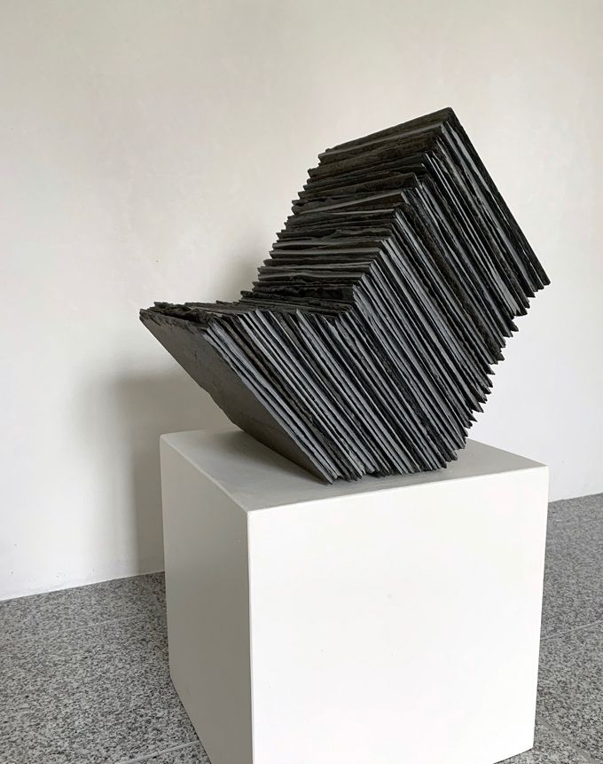 Uden titel, skulptur af skråtstillede skifferplader. H: ca. 31 cm. -Pris: 10.000 kr. SOLGT