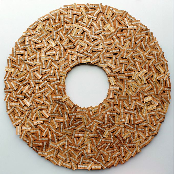 Uden titel, 2021, assemblage  (cirkelformet) af pap. I hvid kasseramme 120 x 120 cm. - 29.000 kr. - SOLGT
