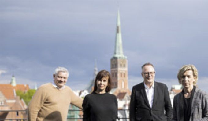 Die Jury mit Preisträgerin: Dr. Oliver Zybok (Overbeck-Gesellschaft, Direktor), Fanni Fetzer (Kunstmuseum Luzern, Direktorin), Adam Budak (Kestner Gesellschaft Hannover, Direktor), 
Heinke Both (Preisträgerin), Prof. Dr. Hans Wißkirchen (Kulturstiftung der Hansestadt Lübeck, Direktor), Dr. Antje-Britt Mählmann (Kunsthalle St. Annen, Leiterin) und Max Schön (Possehl-Stiftung, Vorsitzender)