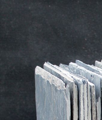 Uden titel, 2022, skiffer og jern, 35 x 20 x 15 cm