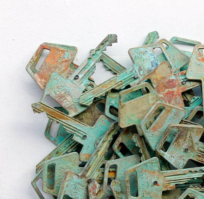 Uden titel, 2022, assemblage af messing (patinerede Ruko-nøgler). I hvid kasseramme: 23 x 23 x 7 cm - 2.800 kr.